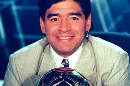 Maradona con il pallone d'oro (foto da google)