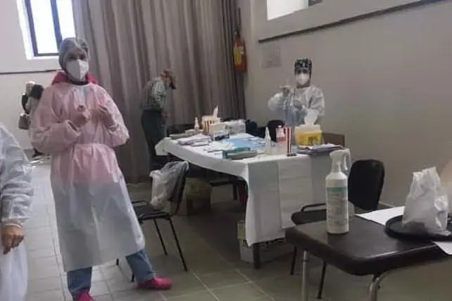 Le operazioni di vaccinazione a Luras (foto concessa Amministrazione)