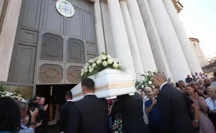 I funerali (le foto sono de L'Unione Sarda e Le Iene)