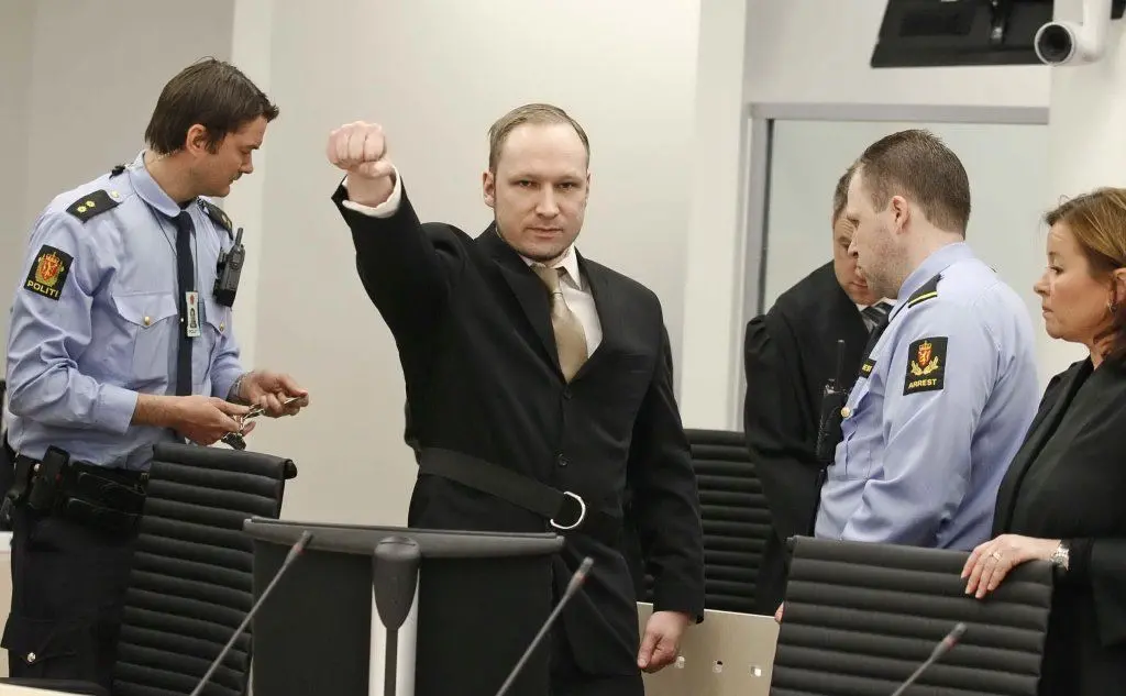 Il saluto nazista di Anders Breivik al processo (foto archivio L'Unione Sarda)