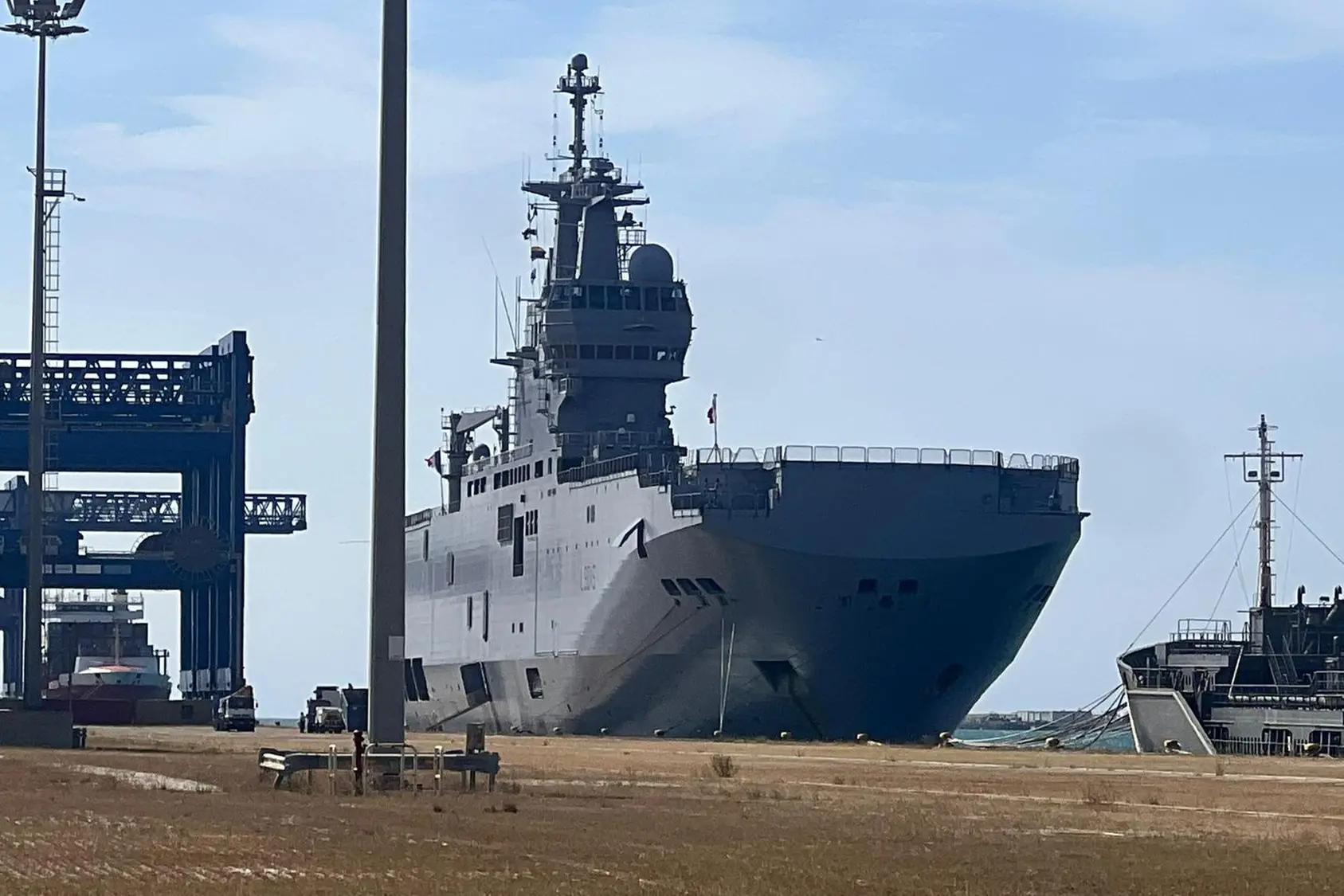 Una nave militare al Porto canale di Cagliari