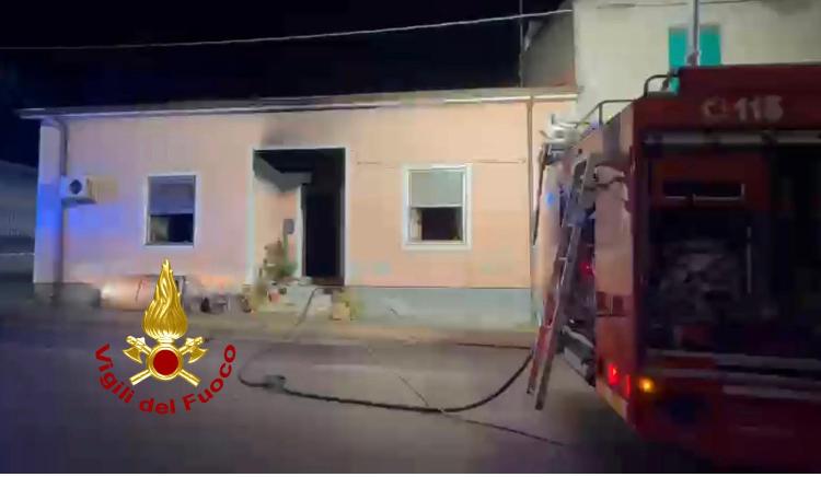 Paura a Thiesi, incendio in un’abitazione: una persona intossicata