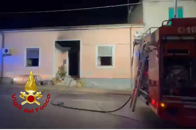 L'appartamento interessato dalle fiamme a Thiesi (foto vigili del fuoco)