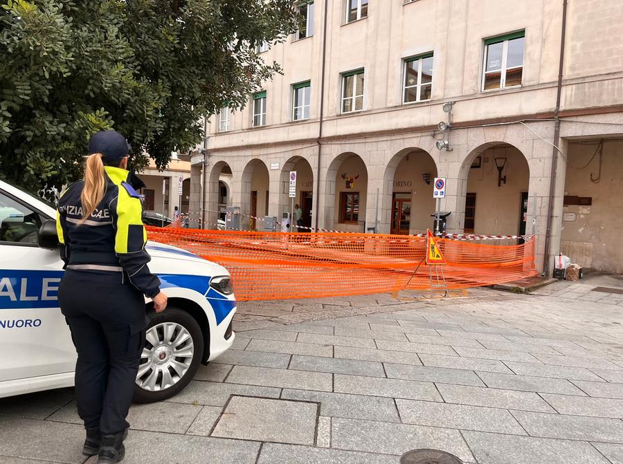 Calcinacci in piazza Crispi, allarme ma nessun ferito
