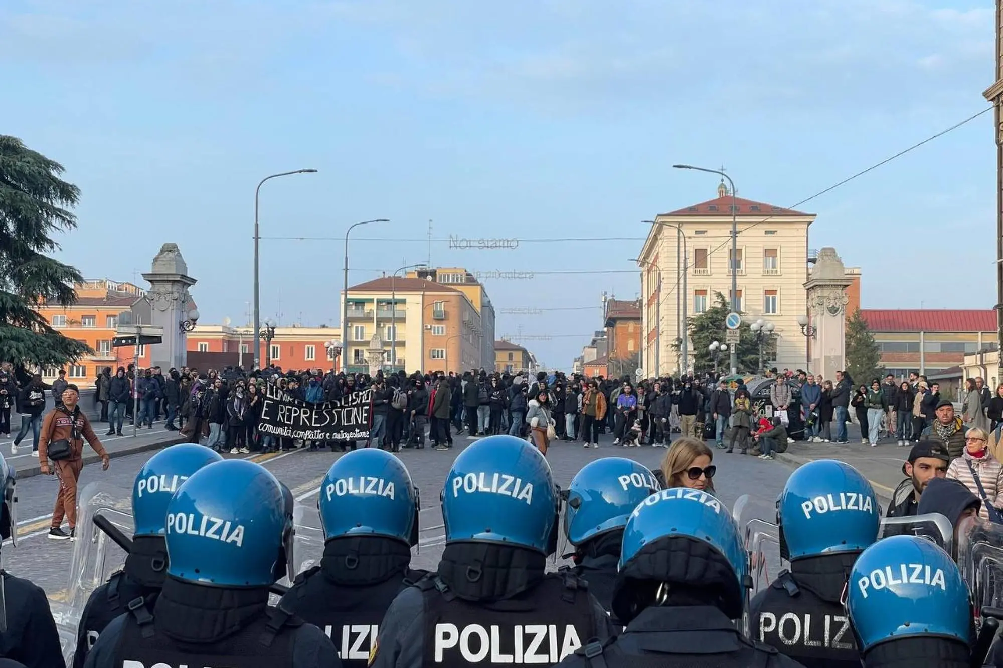 Polizia schierata sul ponte Matteotti per bloccare il corteo antifascista a Bologna, 9 novembre 2024. ANSA/MAX CAVALLARI