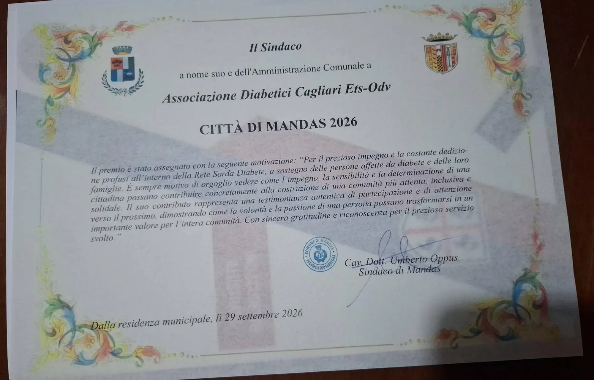 Mandas awards Carol Tola for her commitment to fighting diabetes