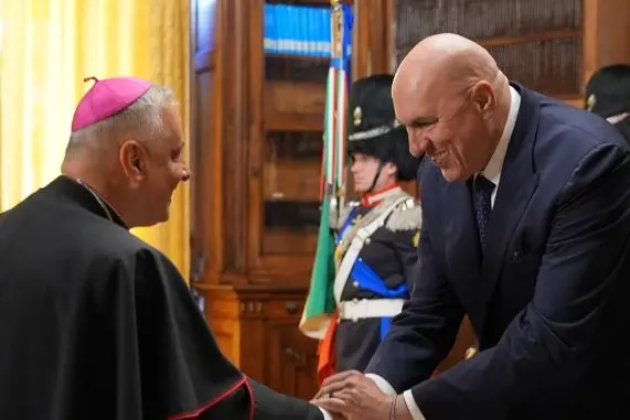 Monsignor Saba a Roma presta giuramento davanti al ministro Crosetto
