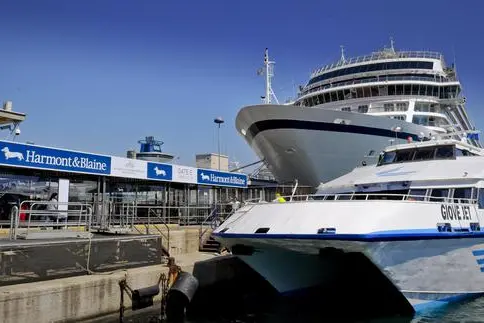 Il Molo Beverello del Porto di Napoli (Ansa)