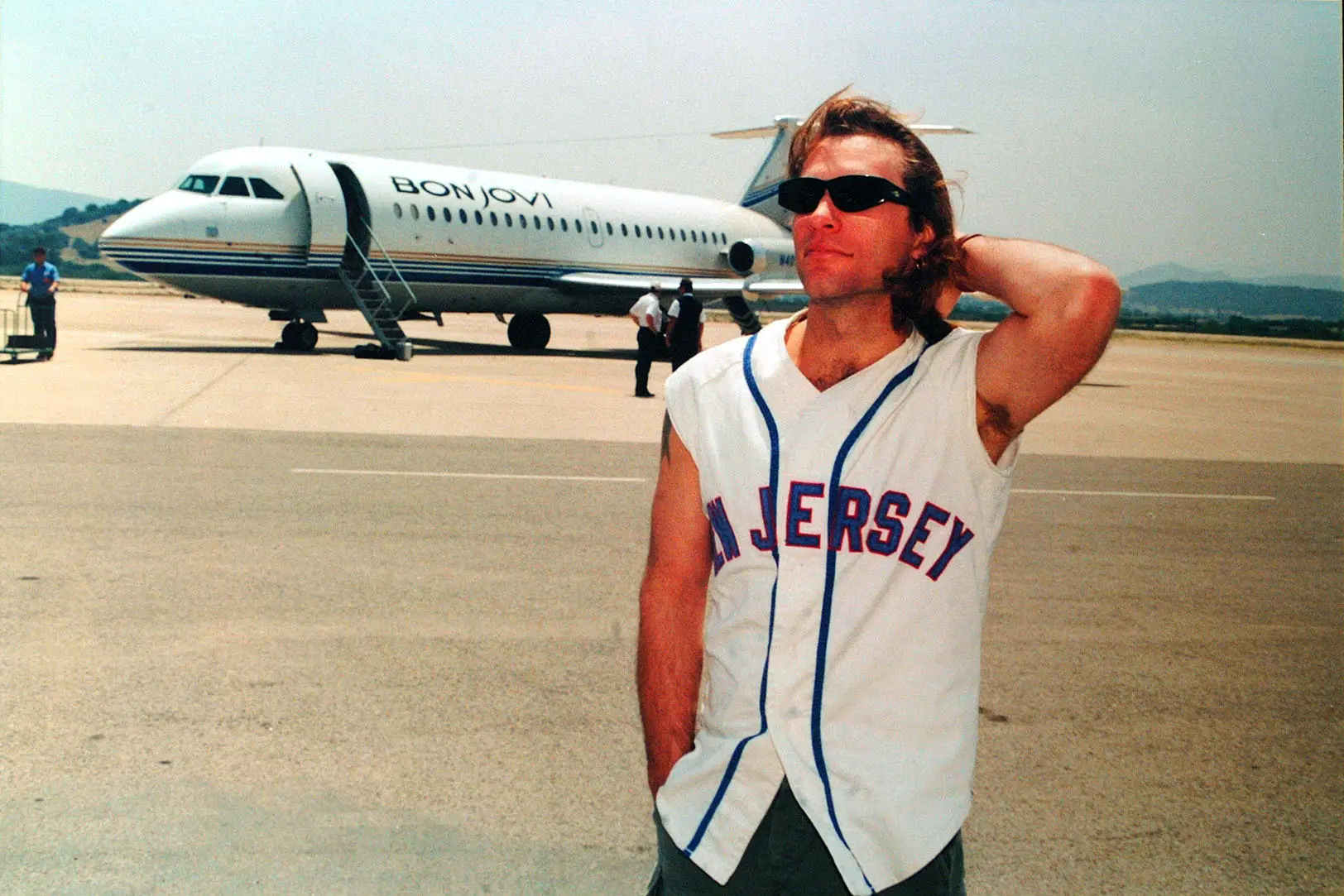 Il cantante Bon Jovi con il suo aereo personale - un Bac 111 della British Aerospace - nella pista dell'aeroporto &quot;Costa Smeralda&quot; di Olbia (foto Antonio Satta)