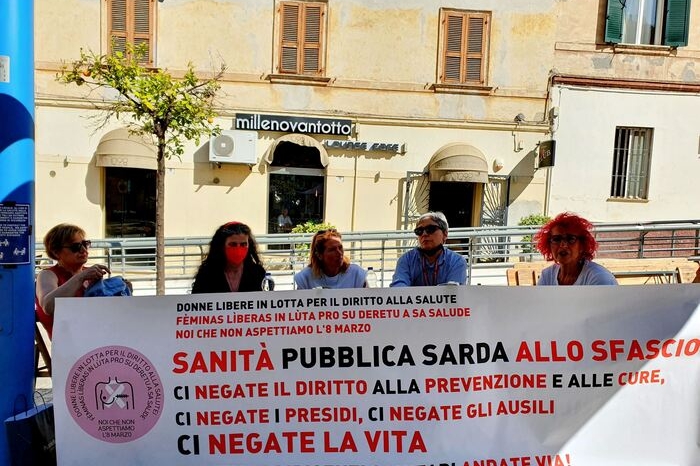Sanità e disservizi, il sit-in di "Donne libere" a Sassari (foto Ansa)