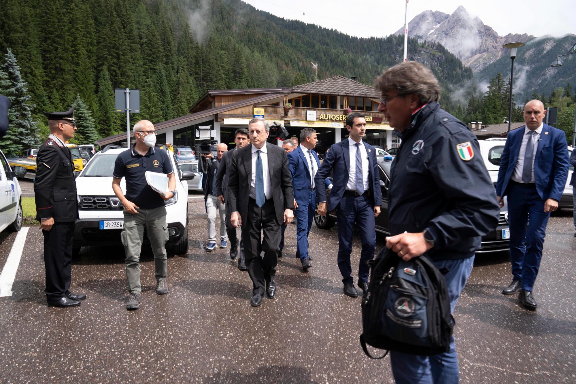 epa10051720 A handout photo made available by the Chigi Palace Press Office shows Italian Prime Minister Mario Draghi (C) visiting the base of operation for rescue efforts in the aftermath of an avalanche on the Marmolada Mountain, in Canazei, Italy, 04 July 2022. At least seven people were killed and more than a dozen were still missing on 04 July, a day after a glacier collapsed triggering an avalanche on the multi-peak mountain of the Italian Dolomites. The temperature on the glacier on 03 July was measured at a record 10 degrees Celsius. EPA/Filippo Attili - Chigi Palace Press Office HANDOUT HANDOUT EDITORIAL USE ONLY/NO SALES