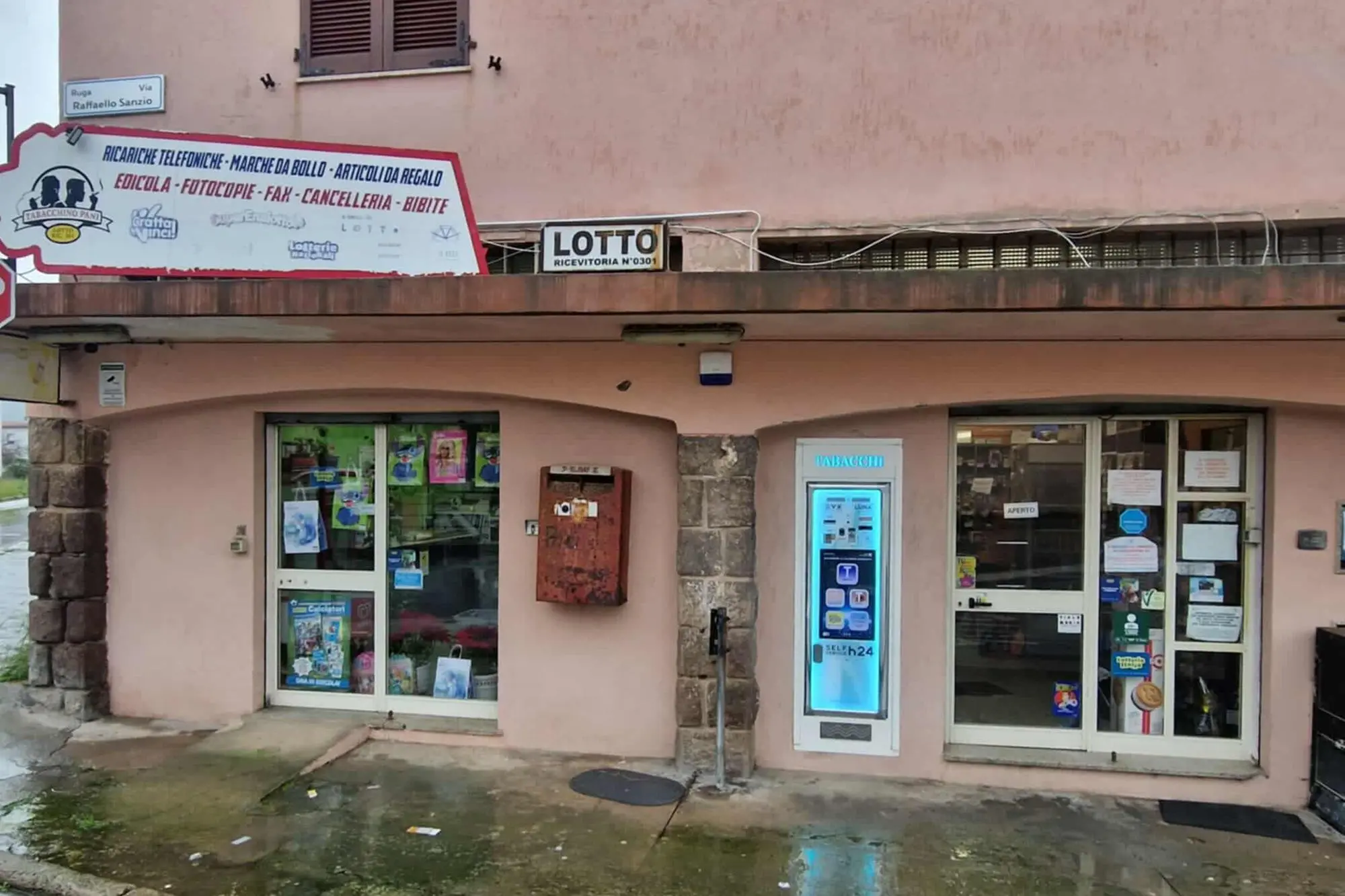 La tabaccheria di via Sanzio a Carbonia (foto Scano)