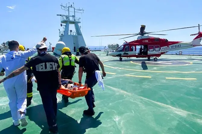 Il paziente soccorso sulla nave (L'Unione Sarda)