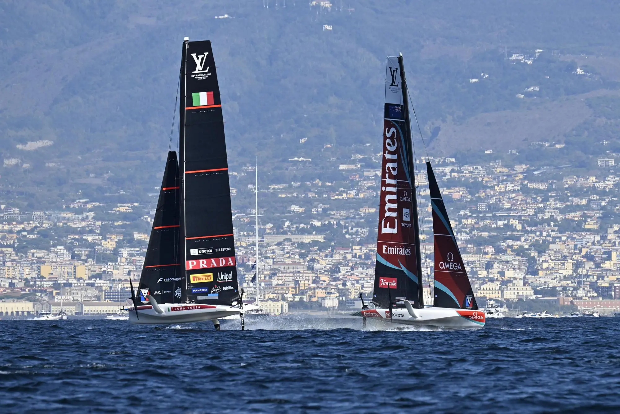Luna Rossa vince la regata, conquistando aritmeticamente, il pass per il match race finale contro Emirates Team New Zealand delle regate preliminari di America's Cup. Napoli, 27 settembre 2026. ANSA/CIRO FUSCO