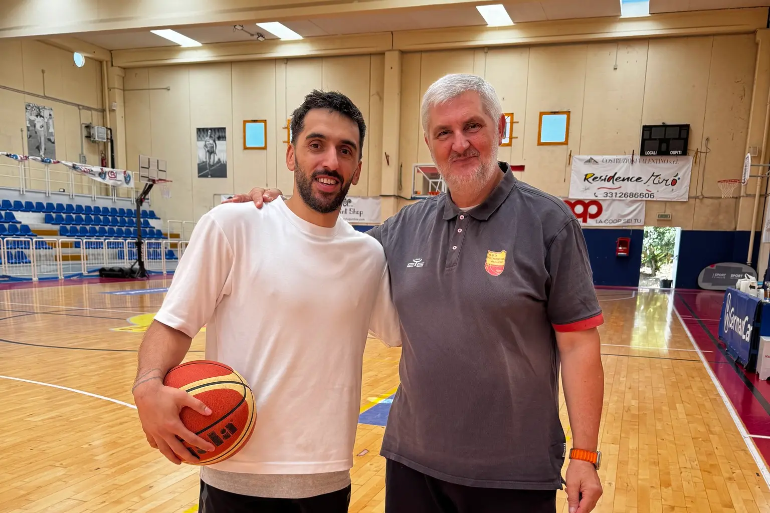 Facundo Campazzo e Antonello Muroni, dirigente e tecnico della Pall. Alghero