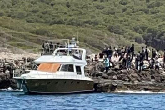 Ottanta migranti sbarcano in spiaggia: stupore tra i bagnanti