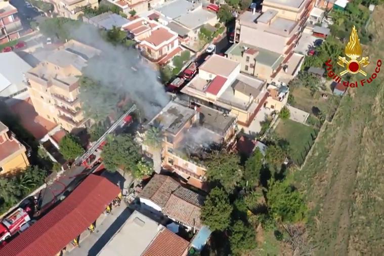 Esplosione e fiamme in una palazzina a Roma: tre feriti, uno è grave