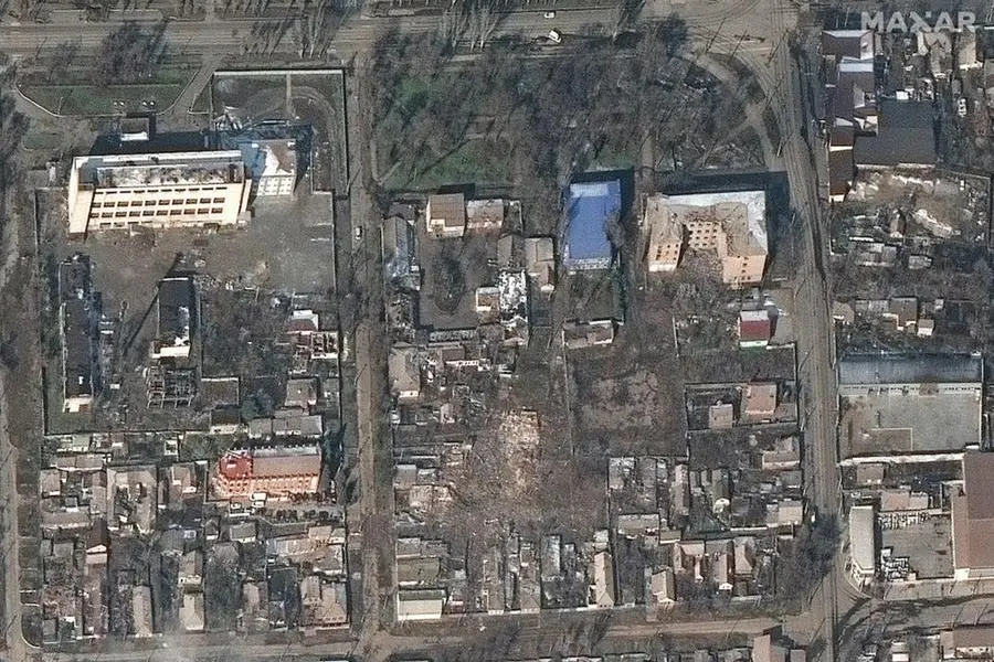 Una immagine scattata dal satellite WorldView-3 di Maxar Technologies mostra le devastazioni a Mariupol (Ansa)