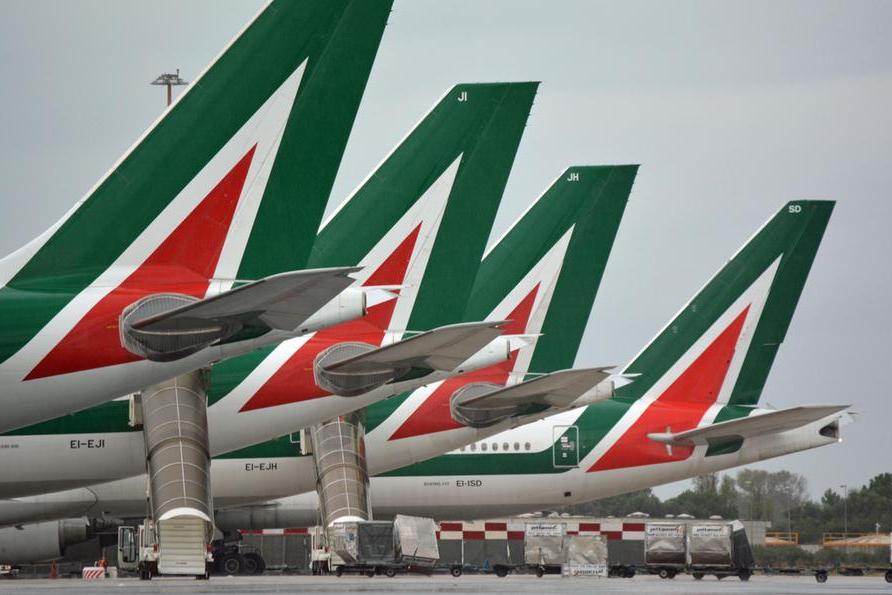 Alitalia, deserta la prima asta per la vendita del marchio: al via i ribassi