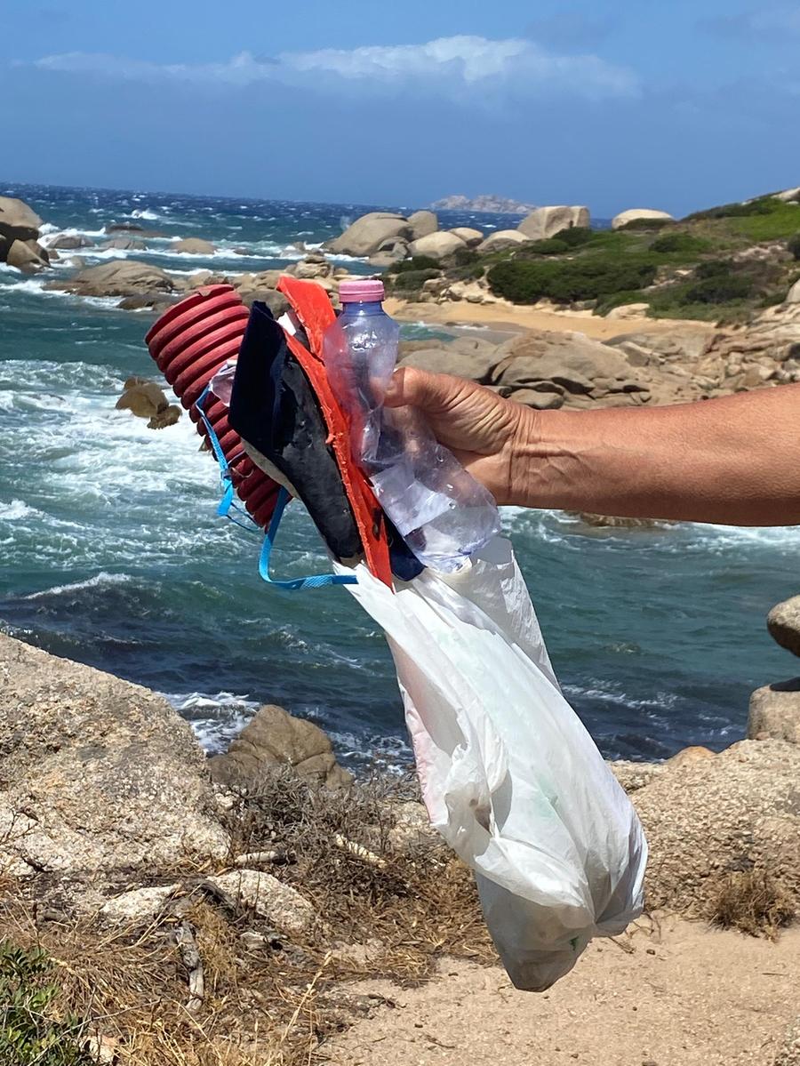 Palau, volontari al lavoro per ripulire la spiaggia di Talomone e Cala di Trana: «Ogni anno sempre più plastica»