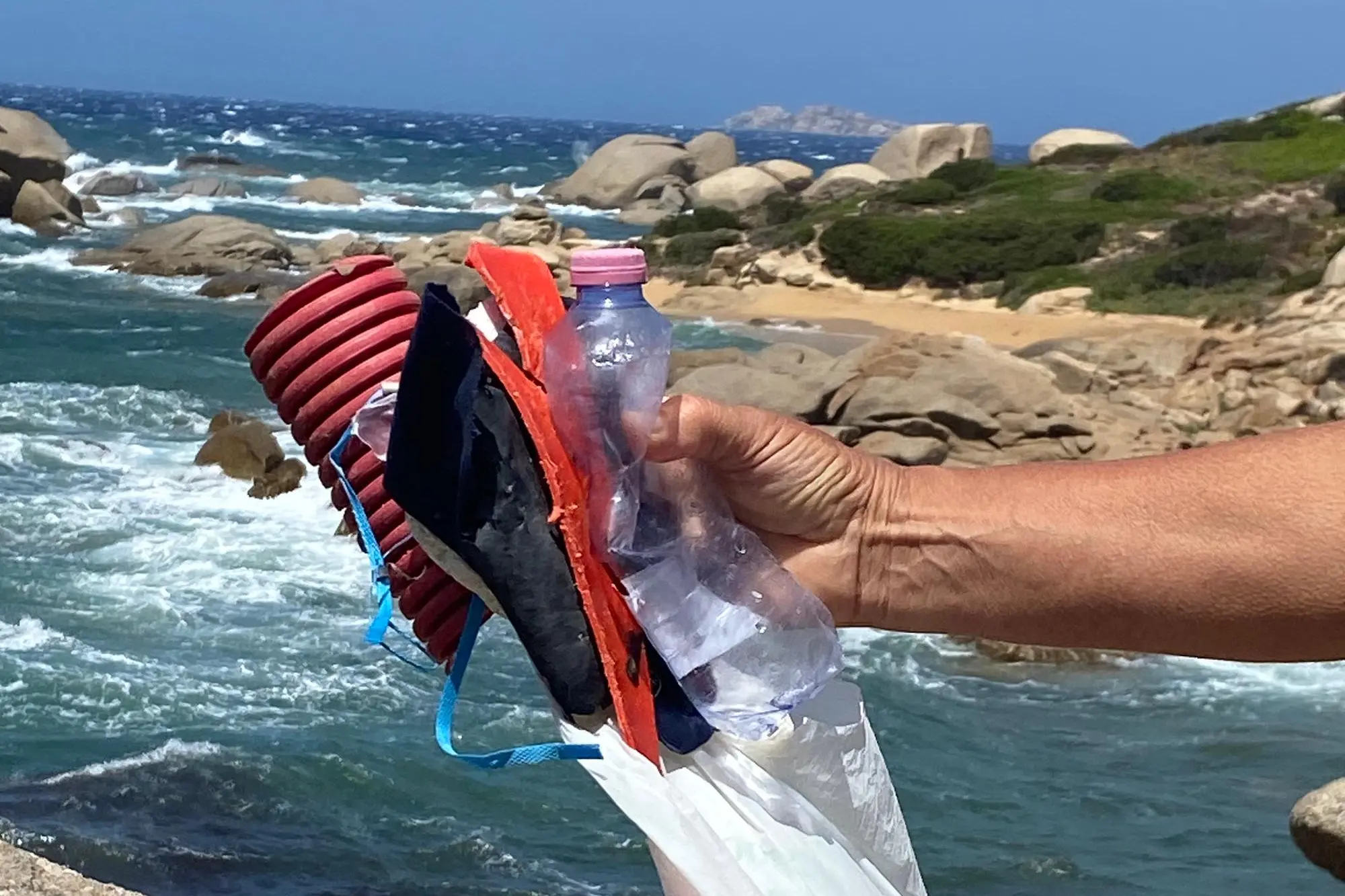 Palau, alcuni oggetti di plastica (foto Amici di Talmone e Cala di Trana)