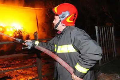 Un vigile del fuoco al lavoro