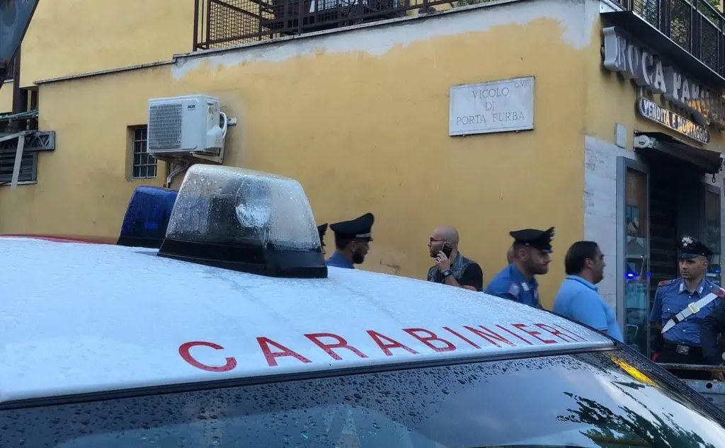 I carabinieri durante il blitz nella Capitale