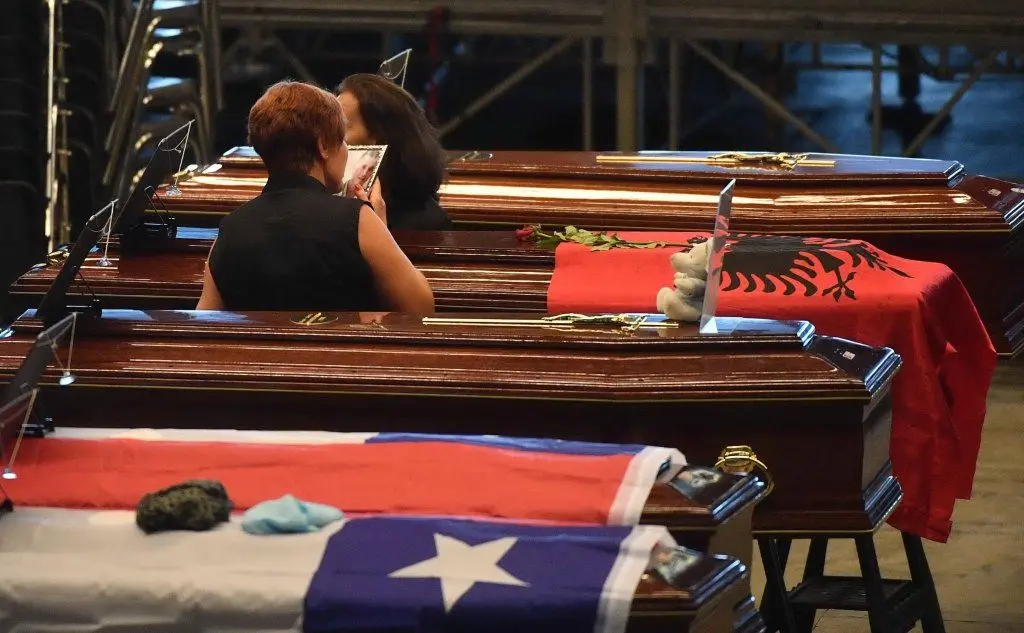 La bandiera cilena sopra la bara della coppia sudamericana che ha perso la vita dopo il crollo del Ponte Morandi