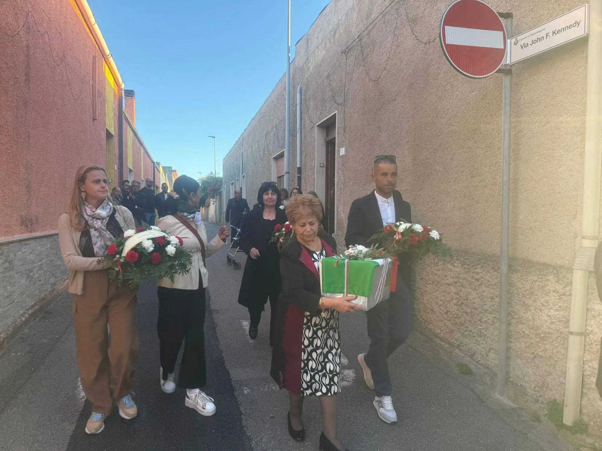 I familiari con l'urna