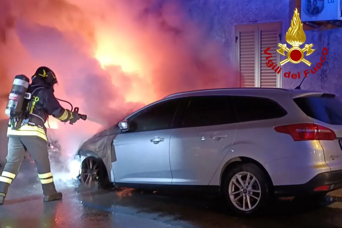 Attentato a Siniscola (foto Vigili del fuoco)