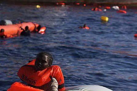 Gommone con 120 migranti naufragato davanti alla Libia: 6 morti, fermato il conducente