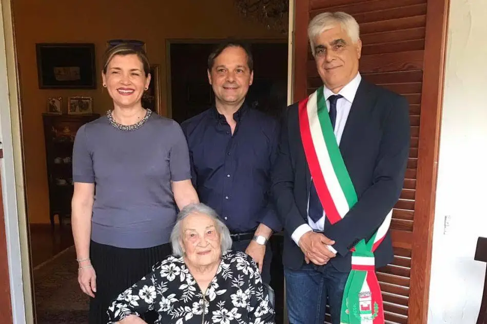 Margherita Raspi con il sindaco e i familiari (foto L'Unione Sarda - Murgana)