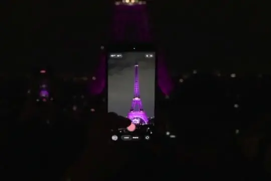 La Torre Eiffel si illumina di rosa contro il tumore al seno