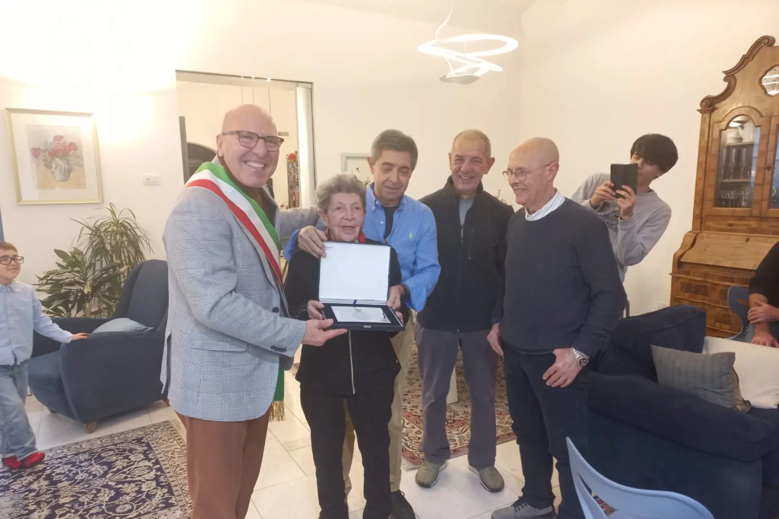 Giannetta Marongiu insieme ai figli Augusto, Carlo e Pierfranco e all'assessore Ivano Cuccu (foto concessa)