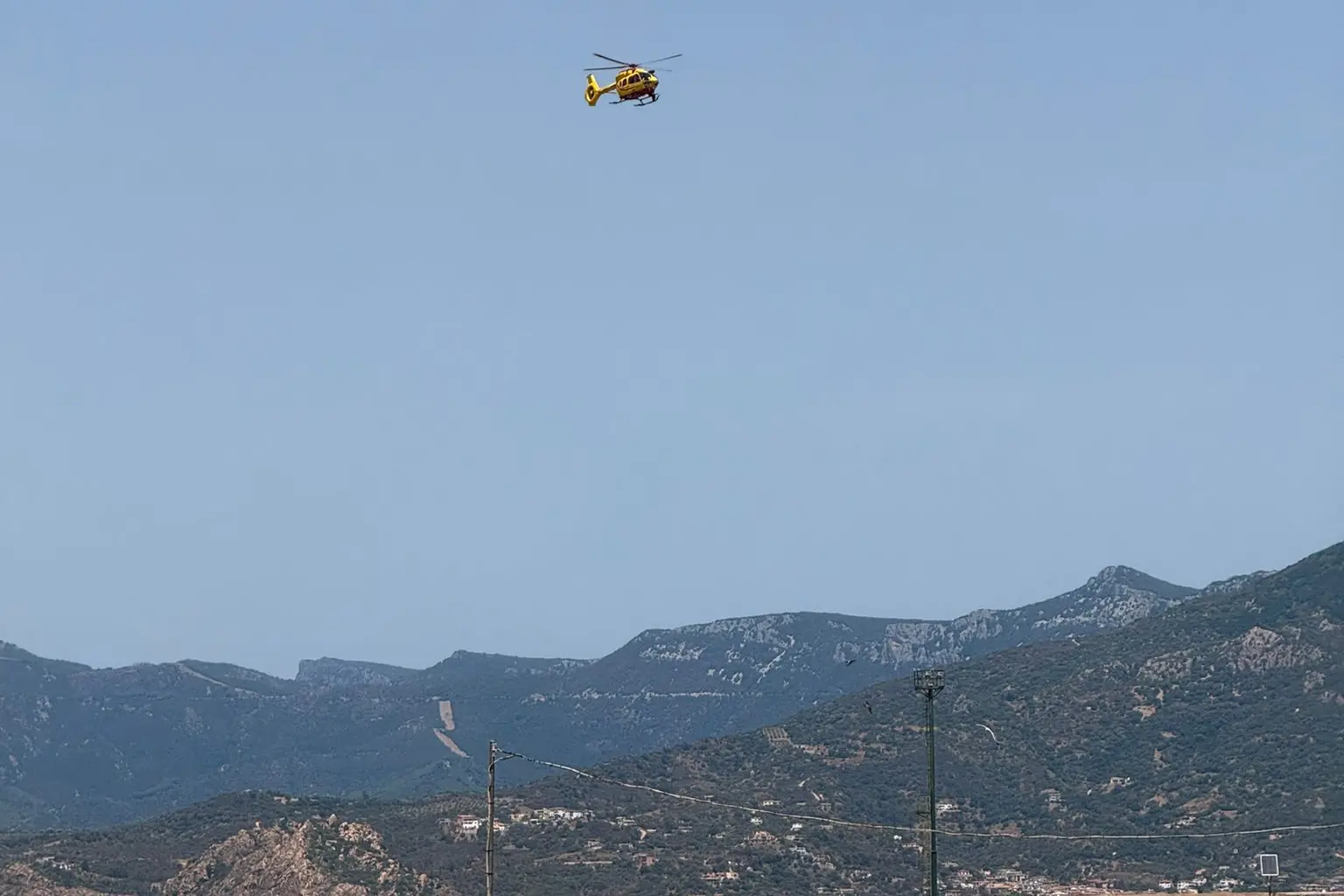 L'elicottero dell'Areus in arrivo a Cala Moresca