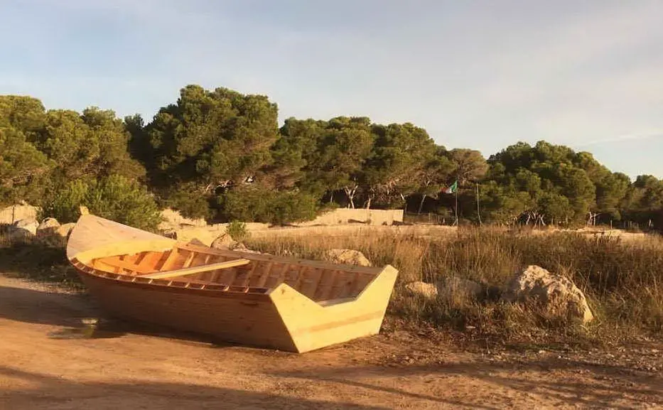 Il barchino recuperato nei pressi della prima spiaggia di Porto Pino (foto di Fabio Murru)