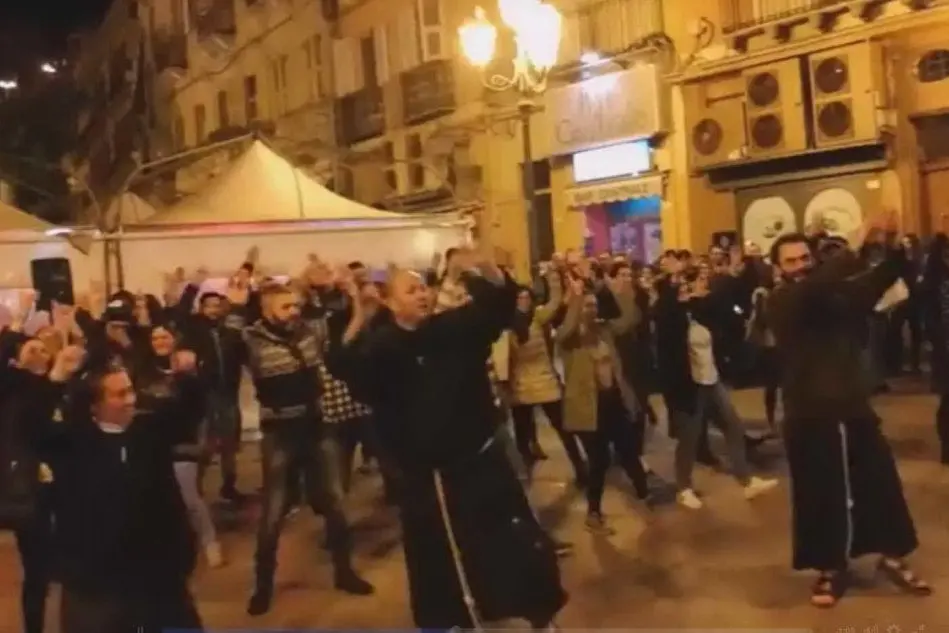 Frati e suore ballano in piazza Yenne, a Cagliari