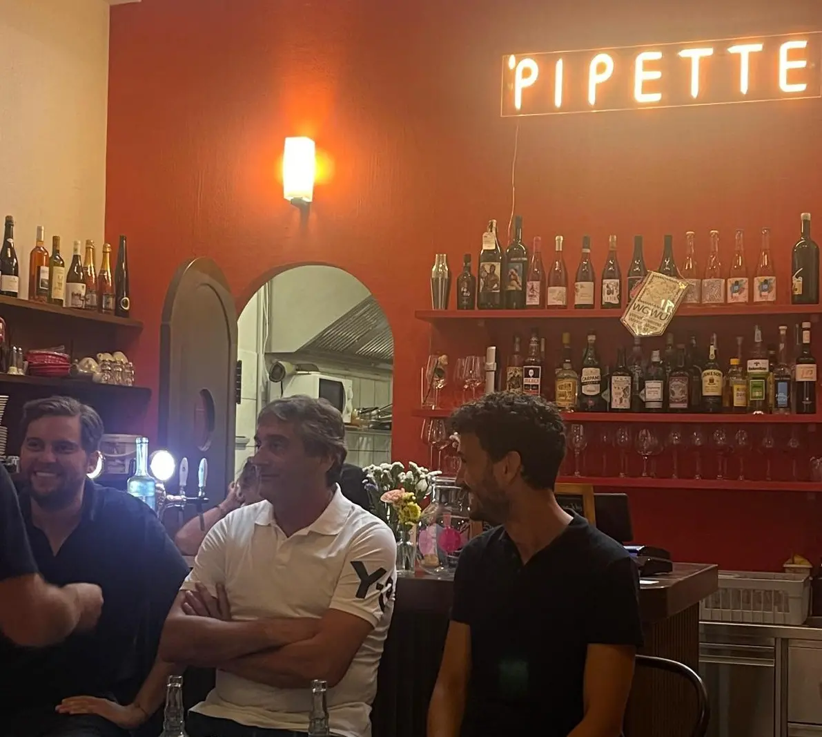 Enzo Francescoli all'incontro a Cagliari. A sinistra il figlio Marco, a destra il giornalista Nicola Muscas