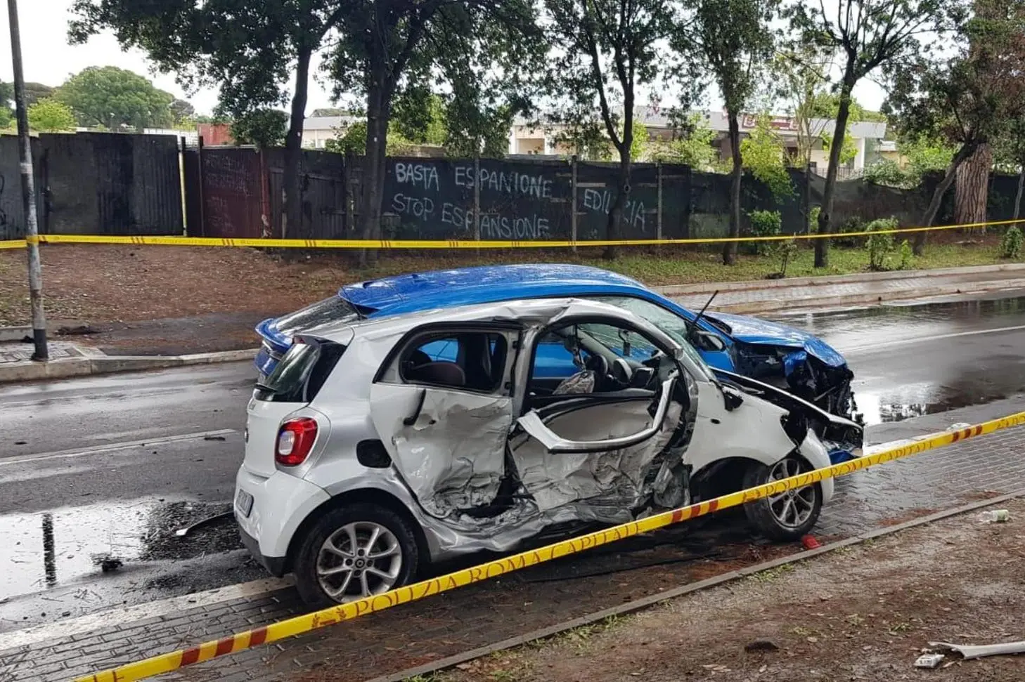 La scena dell'incidente in cui ha perso la vita un bimbo di 5 anni, a Casal Palocco (Ansa)