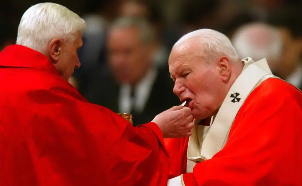 Nel 2004, ancora cardinale, con papa Giovanni Paolo II