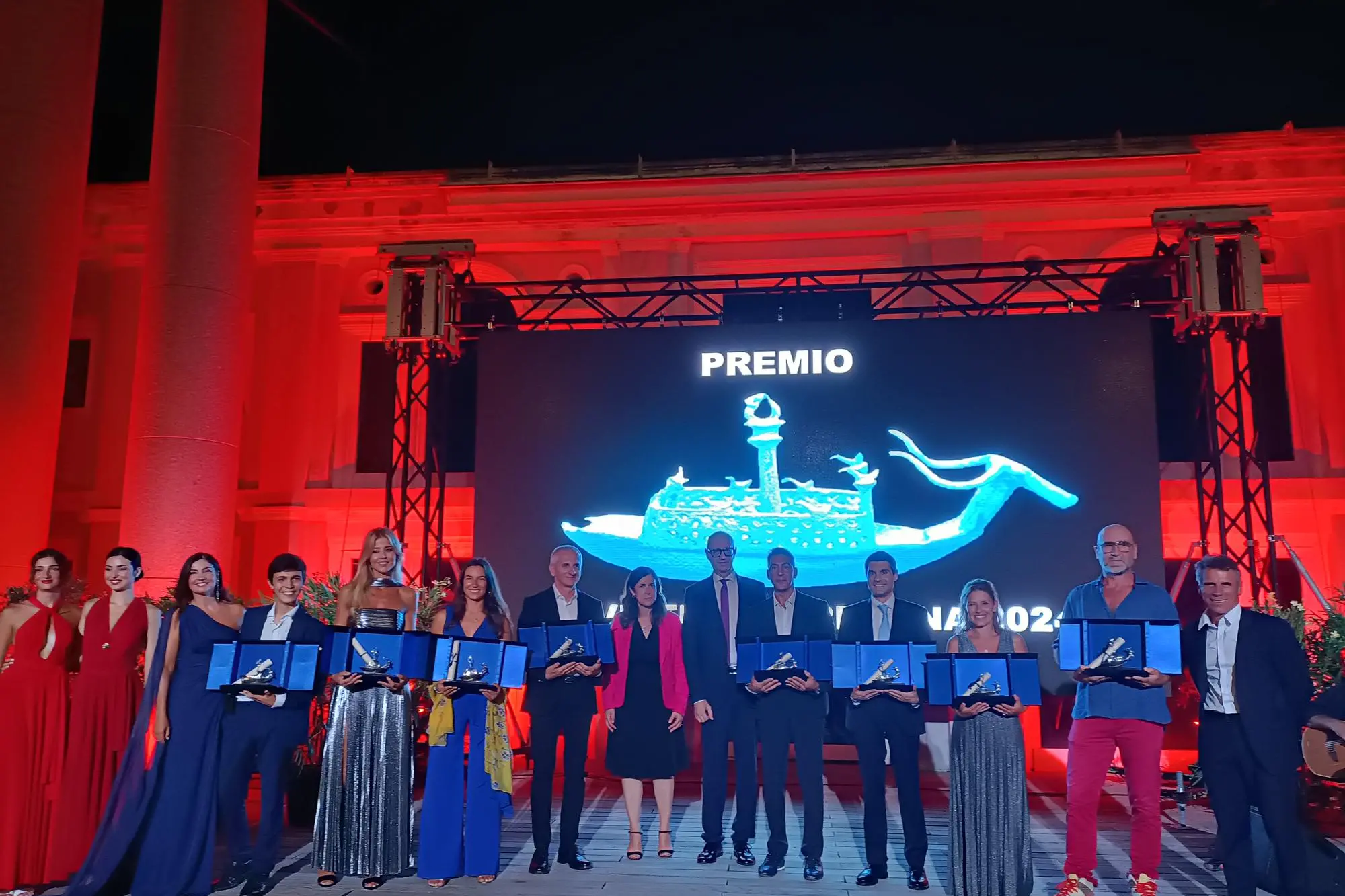 Foto di gruppo del Premio Navicella Sardegna 2024 (foto Ilenia Giagnoni)