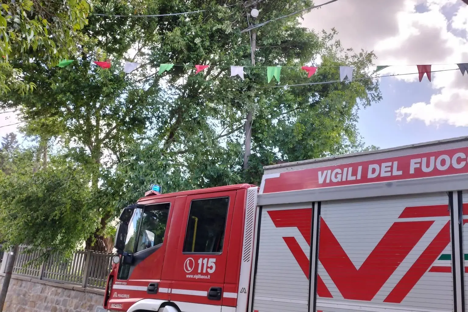 L'intervento dei vigili del fuoco a Gesico (foto Sirigu)