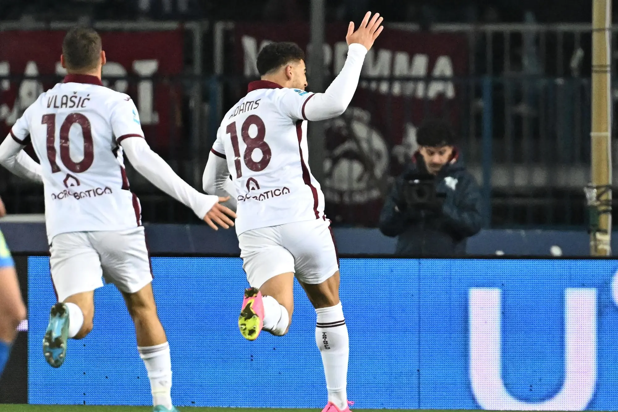 L'esultanza di Ché Adams per il gol da centrocampo in Empoli-Torino di Serie A (foto Ansa)