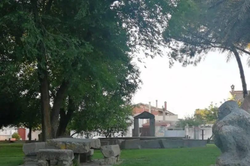Il giardino megalitico (foto Pilloni)