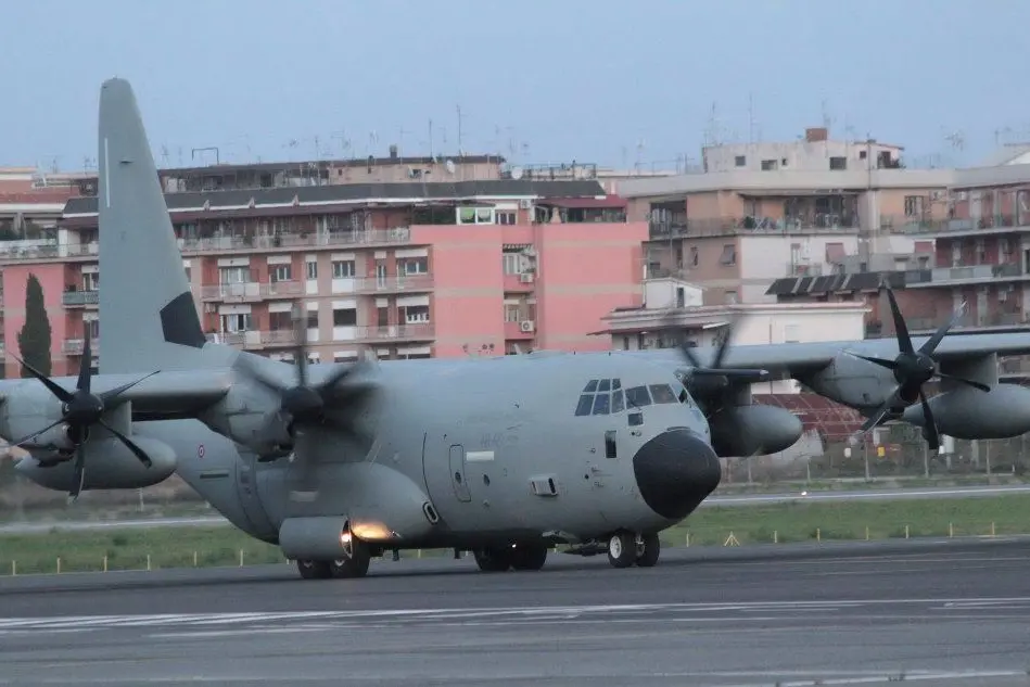 L'arrivo del C130 dell'Aeronautica militare (Ansa)
