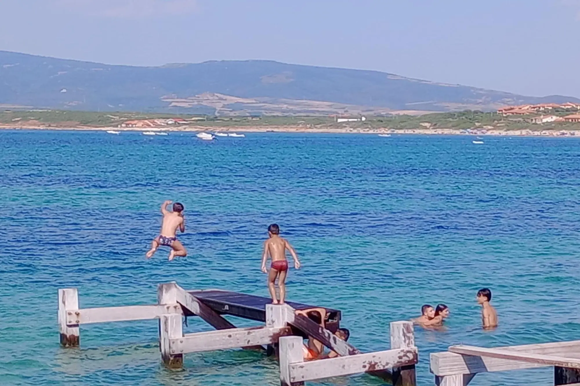 I bambini mentte giocano nel pontile (Foto concessa)