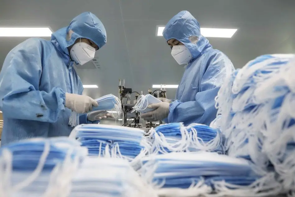 Cina, una fabbrica per la produzione di mascherine (Ansa)