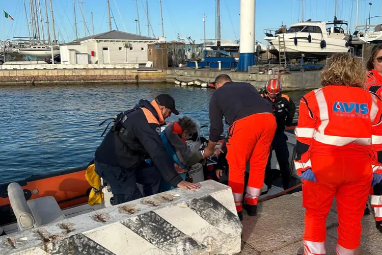 L'intervento di soccorso a Porto Torres (foto capitaneria)