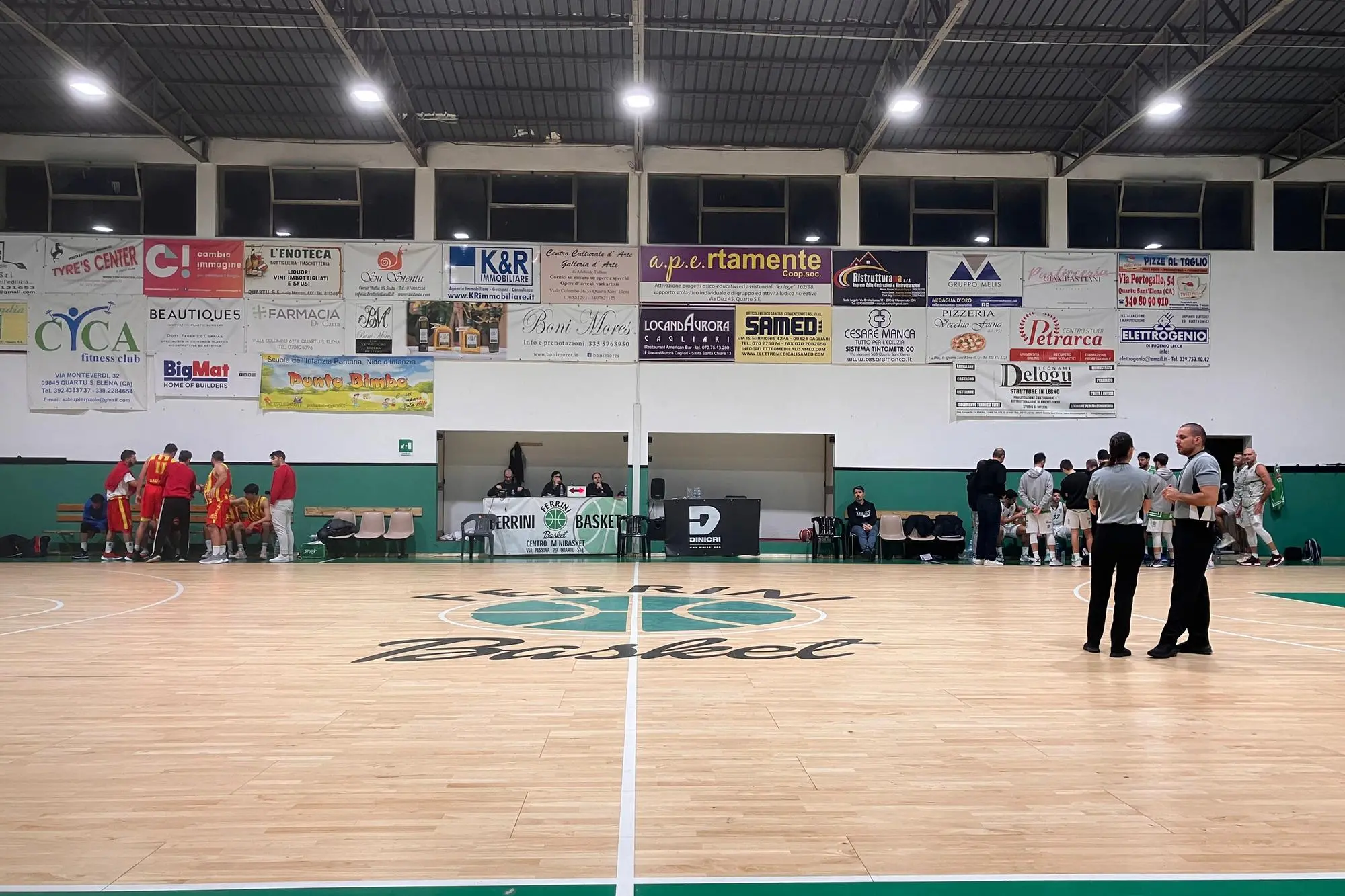 Ferrini Delogu Legnami e Buk Uri durante un timeout (foto Vanna Chessa)