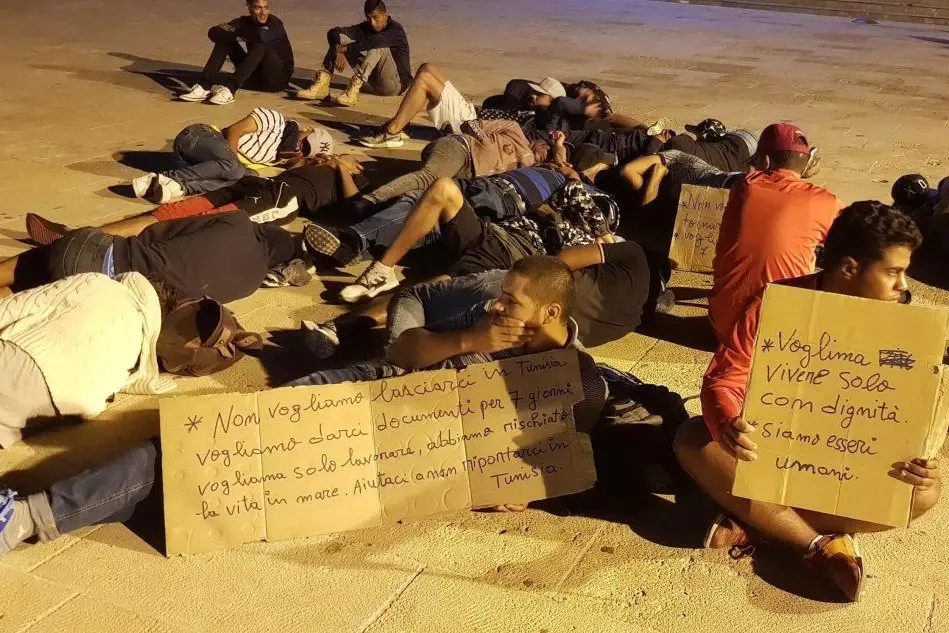 La protesta di un gruppo di migranti tunisini (Ansa)